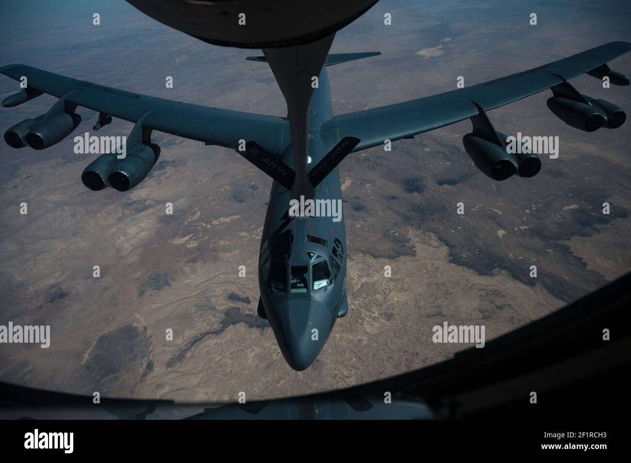 Un bombardier stratégique B-52H de la Force aérienne américaine Stratofortress affecté aux ravitailleurs de la 5e Escadre de la bombe à partir d'un prolongateur KC-10 affecté au 908e Escadron de ravitaillement en vol expéditionnaire le 7 mars 2021 au-dessus du golfe Persique. L'avion a survolé le golfe Persique pour dissuader une agression potentielle de la part de l'Iran. Banque D'Images