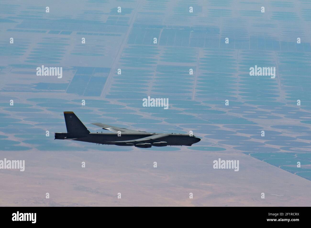 Un bombardier stratégique B-52H de la Force aérienne américaine affecté à la 5e Escadre de la bombe se brise après avoir fait le plein d'un prolongateur KC-10 affecté au 908e Escadron de ravitaillement en vol expéditionnaire le 7 mars 2021 au-dessus du golfe Persique. L'avion a survolé le golfe Persique pour dissuader une agression potentielle de la part de l'Iran. Banque D'Images