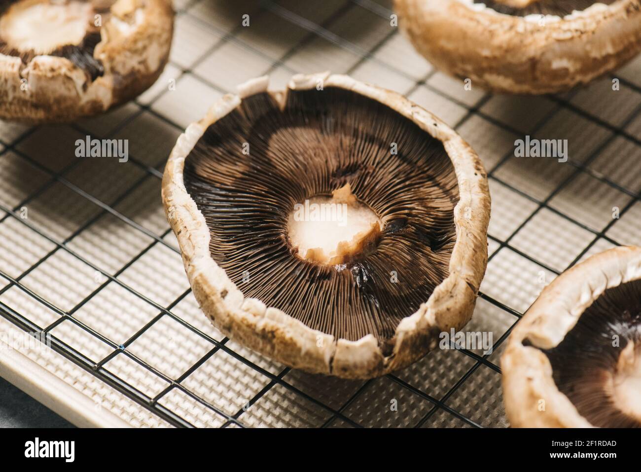 Champignons portabello sur une plaque de cuisson Banque D'Images