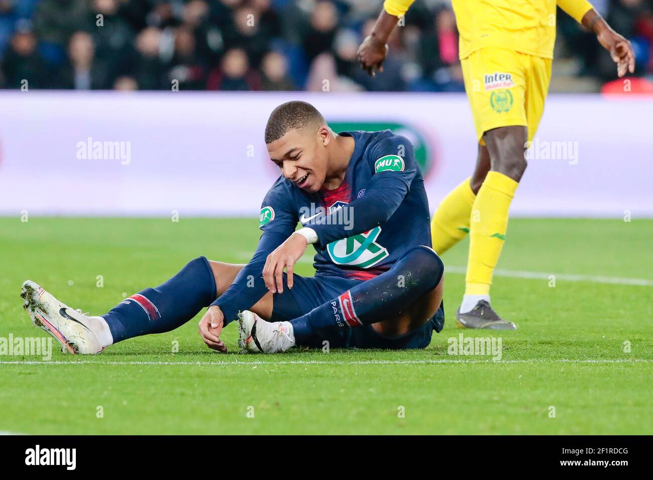 Kylian Mbappe Lottin (PSG) a perdu le contrôle en raison d'un bout d'herbe  qui s'est glissé sous la semelle de sa chaussure lors de la coupe  française, match de football semi-fin entre