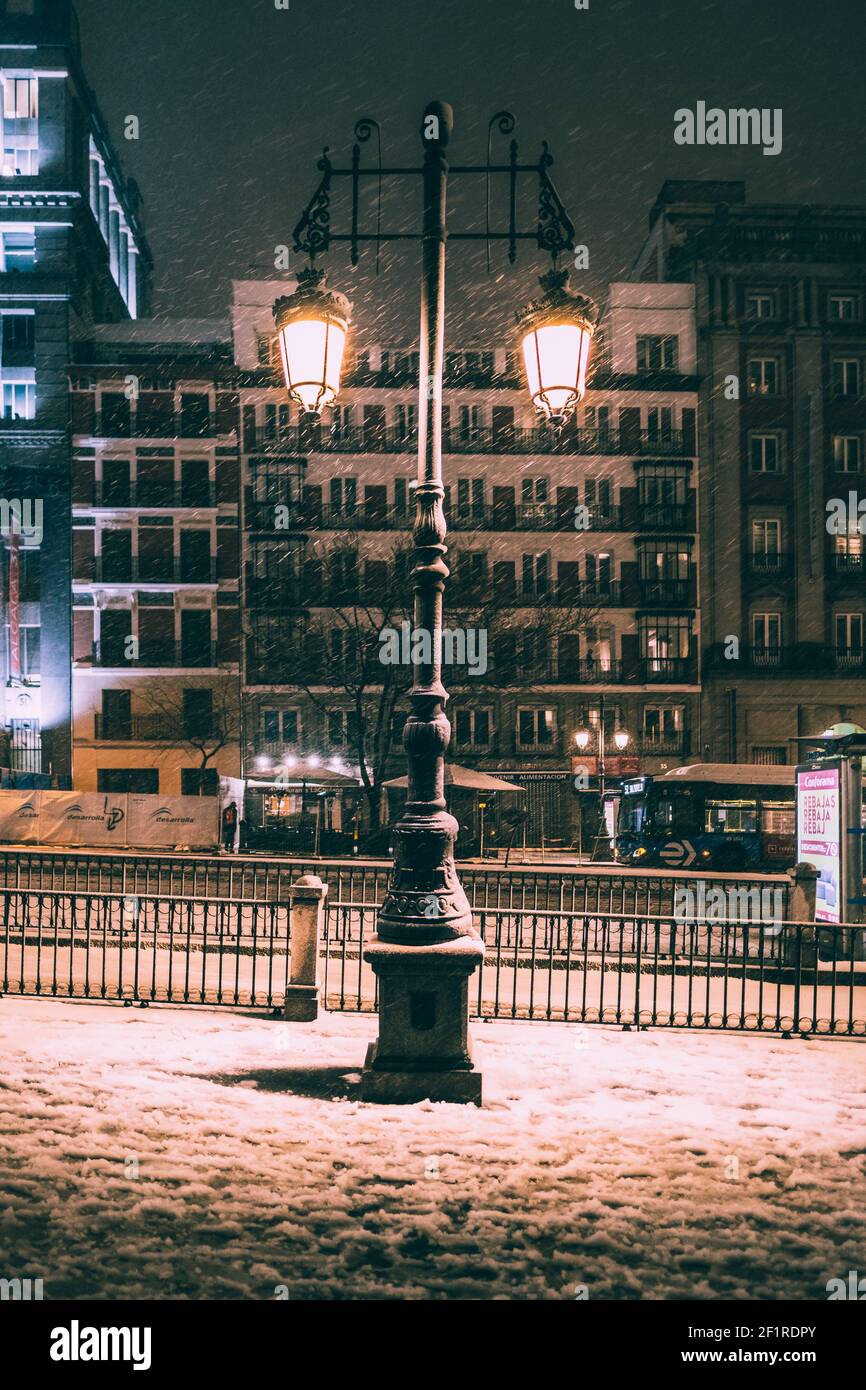 Madrid Street City s'allume contre les chutes de neige les plus abondantes depuis des décennies, en Espagne Banque D'Images