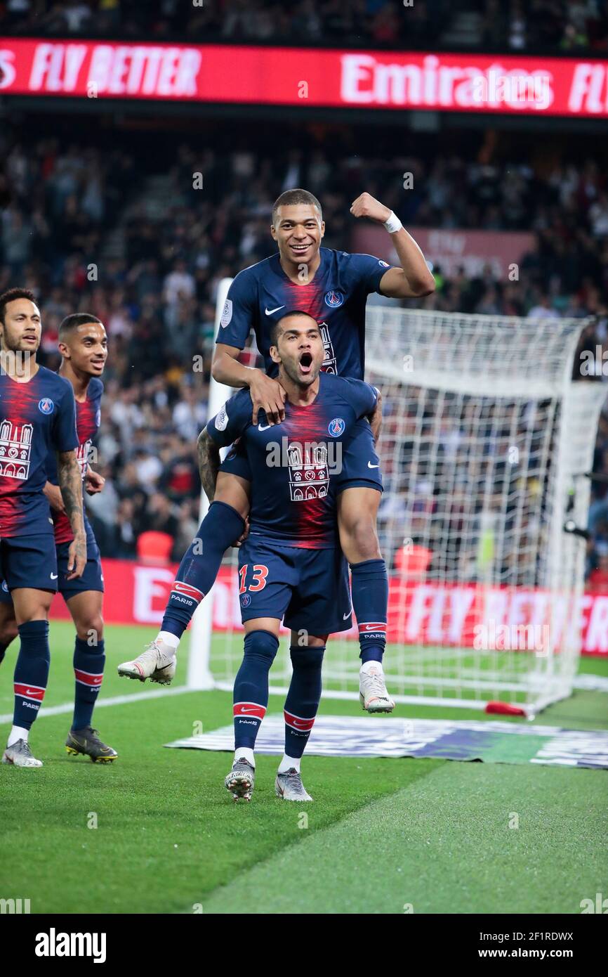 Kylian Mbappe Lottin (PSG) a marqué un but et une célébration, avec Daniel  Alves da Silva (PSG) lors du match de football L1 du championnat français  entre Paris Saint-Germain et AS Monaco