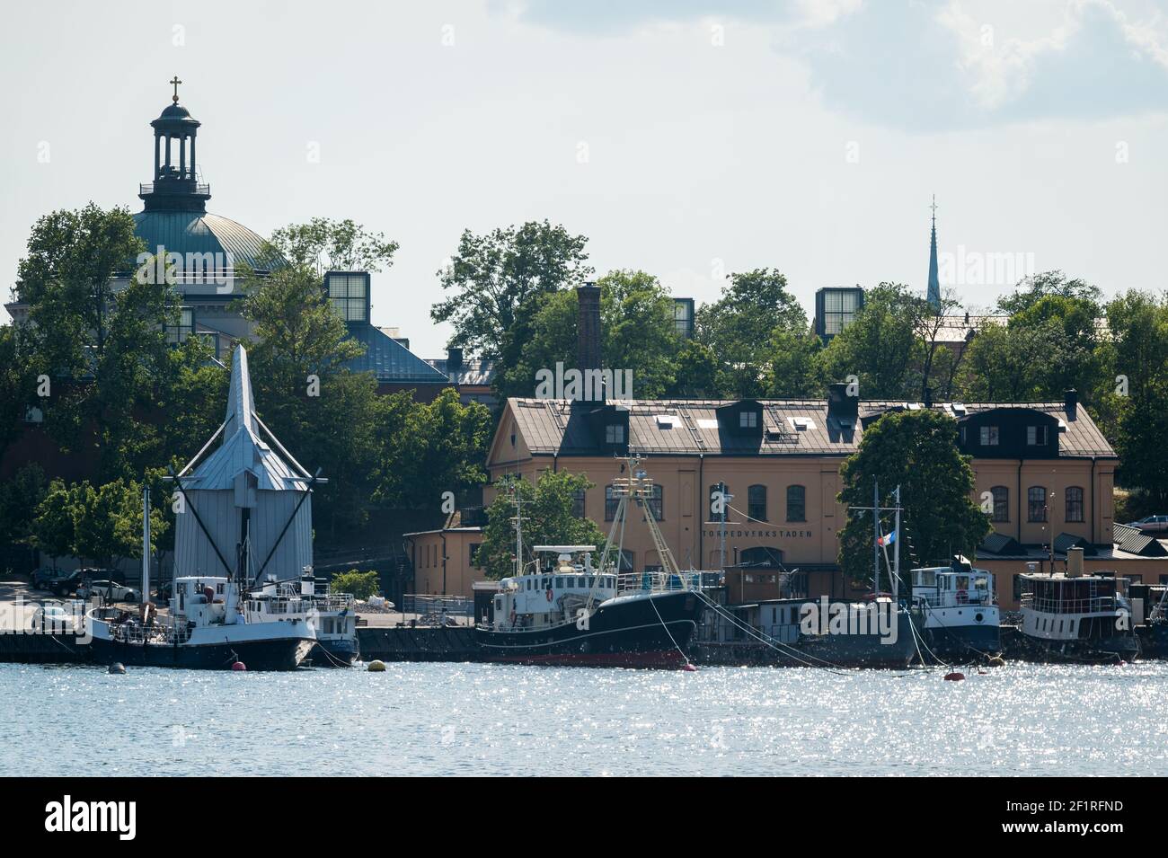 Navires amarrés le long de Östra Brobänken, Skeppsholmen, Stockholm, Suède. Banque D'Images