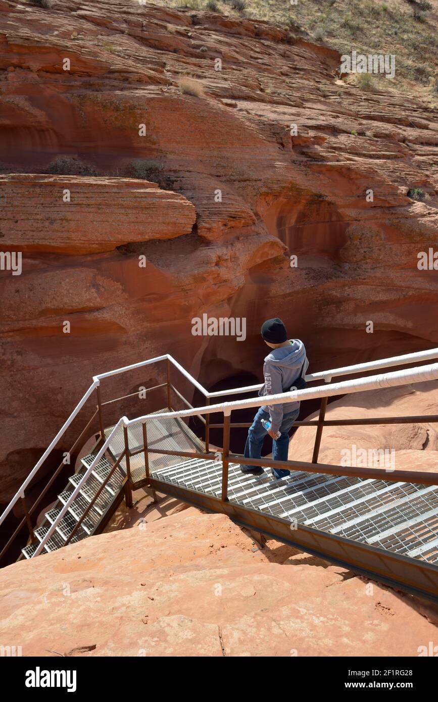 Guide marchant dans les escaliers d'entrée à Lower Antelope Canyon, Hasdestwazi, LeChee Chapter, Navajo Nation, Arizona Banque D'Images