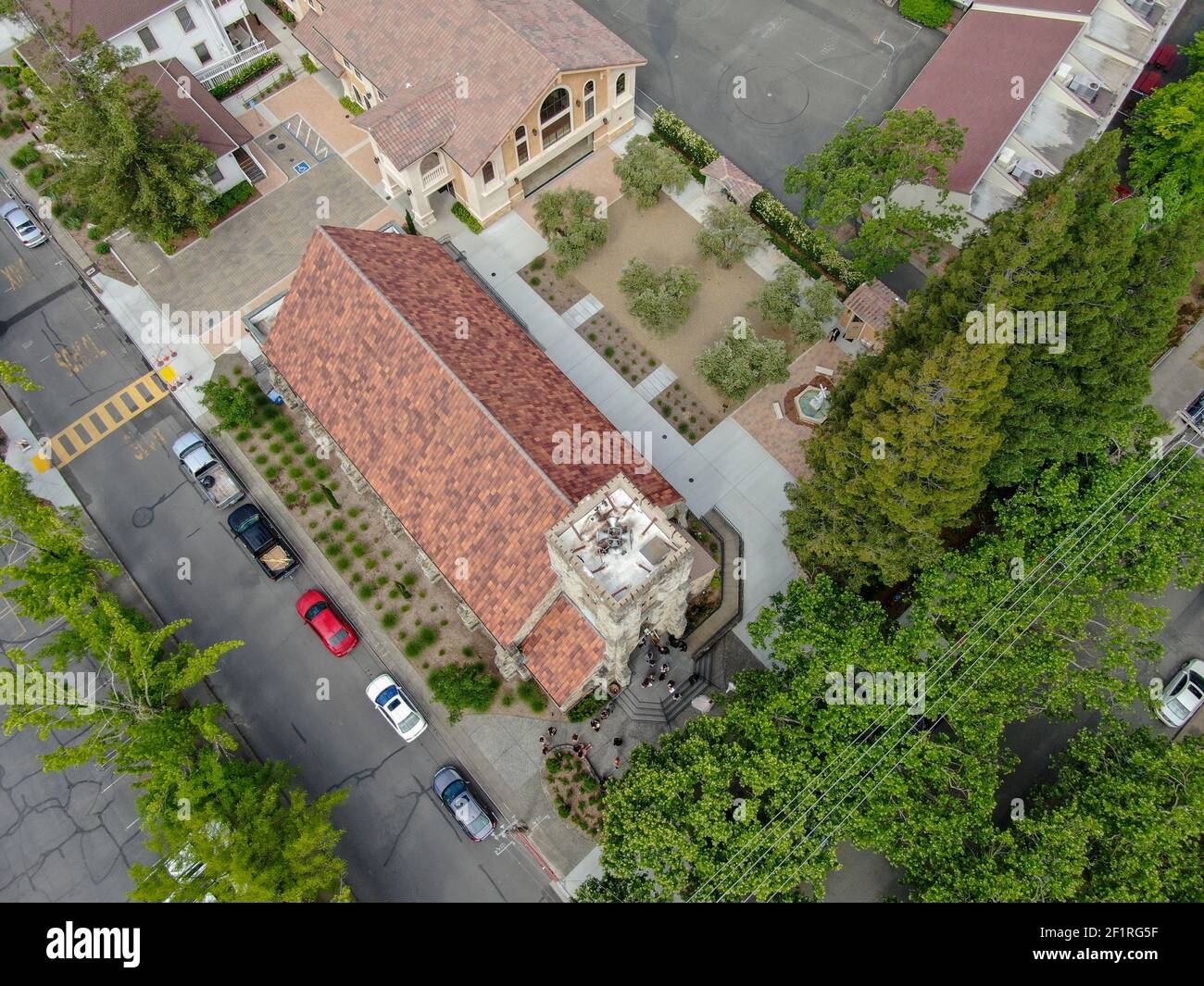 Vue aérienne de l'église catholique romaine de Sainte-Hélène, bâtiment historique de l'église à Sainte-Hélène, vallée de Napa Banque D'Images