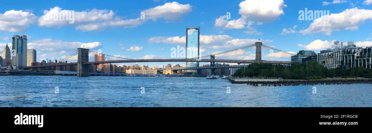 Pont de Brooklyn avec rivière Hudson et horizon de Manhattan, centre-ville de New York. Banque D'Images