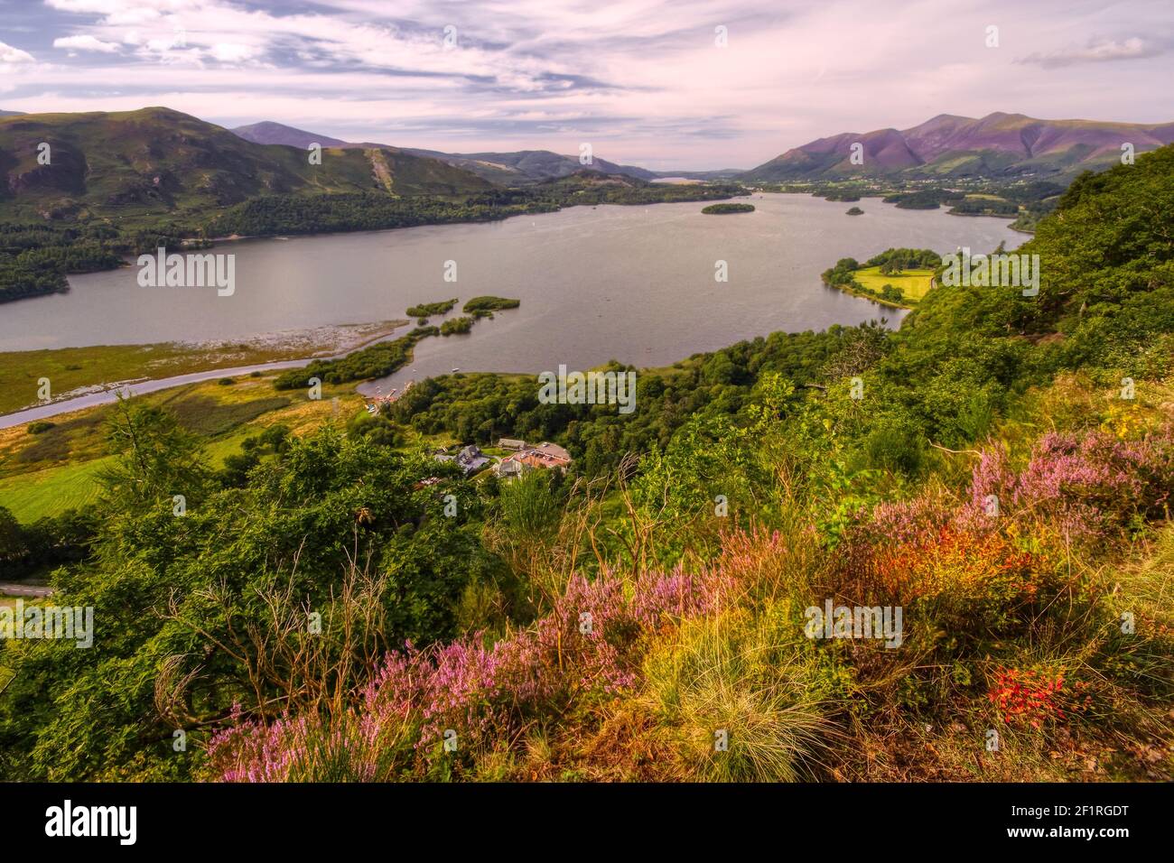 Cloches et sifflets, UNE vue colorée de Cat Bells et Derwent Water, Cumbria Banque D'Images