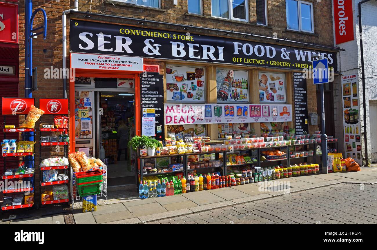 Épicerie avec produits à l'extérieur dans la rue. Banque D'Images