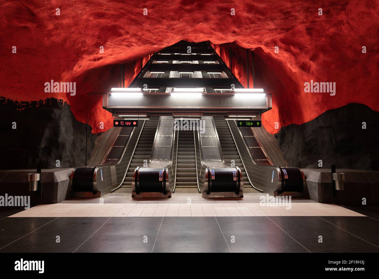 La station Solna dans la station de métro de Stockholm est un personnel favori avec des rouges et des noirs profonds et ressemble à quelque chose de un cauchemar encore principal Banque D'Images