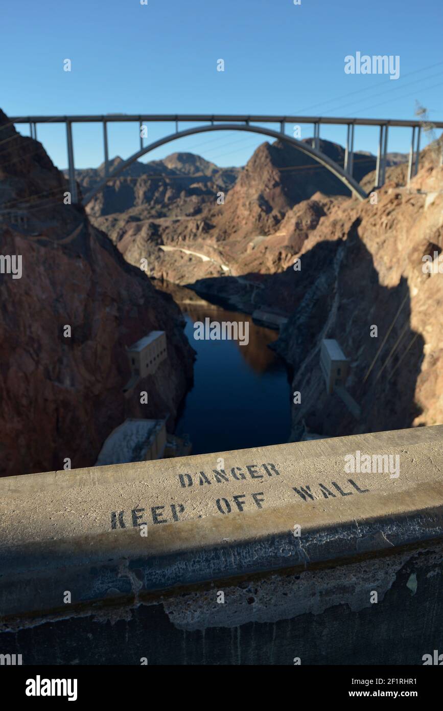 Danger, panneaux muraux sur le dessus du barrage Hoover, Arizona, Nevada, États-Unis Banque D'Images