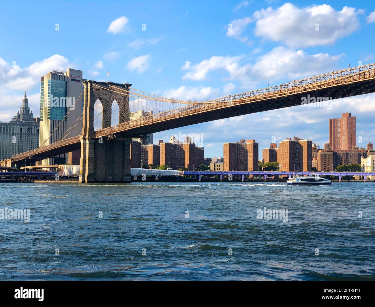 Pont de Brooklyn avec rivière Hudson et horizon de Manhattan, centre-ville de New York. Banque D'Images