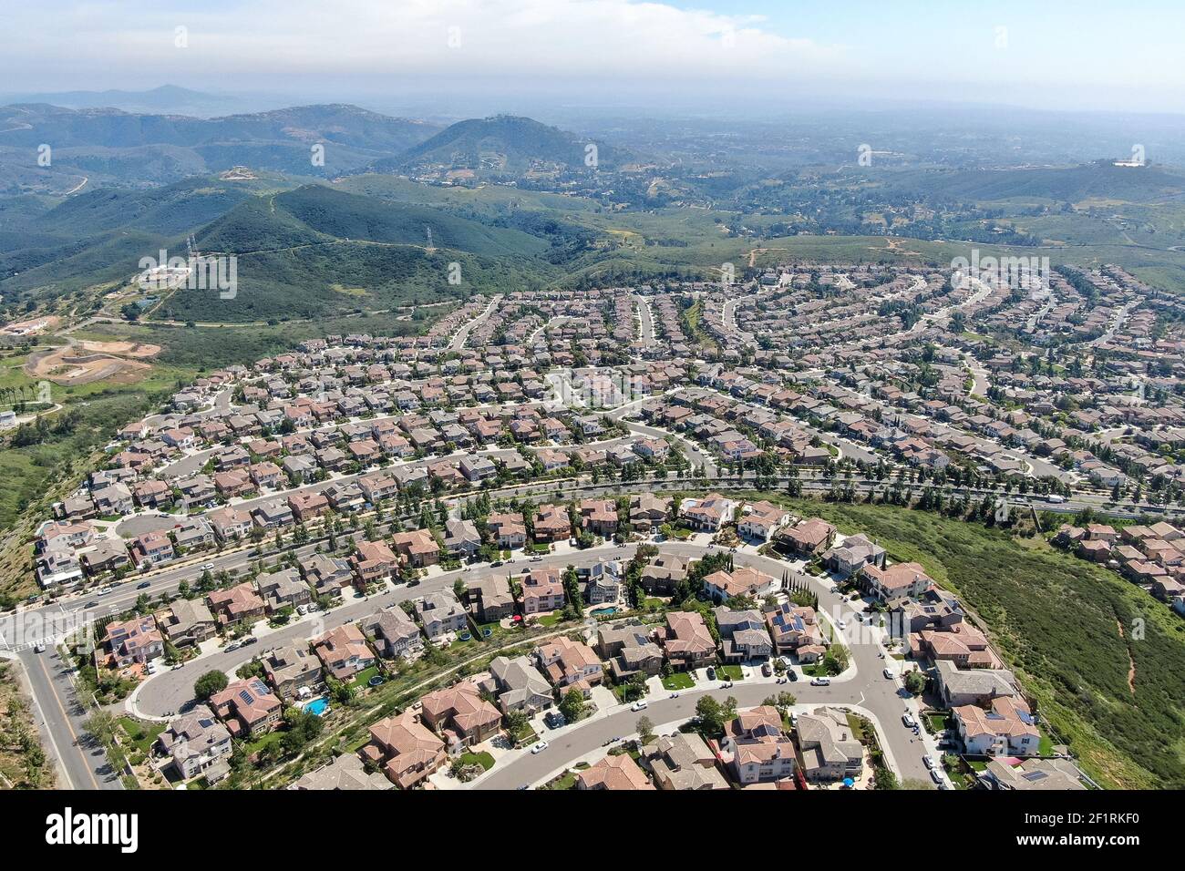 Vue aérienne du quartier de la classe moyenne supérieure autour de Double Peak Parc à San Marcos Banque D'Images