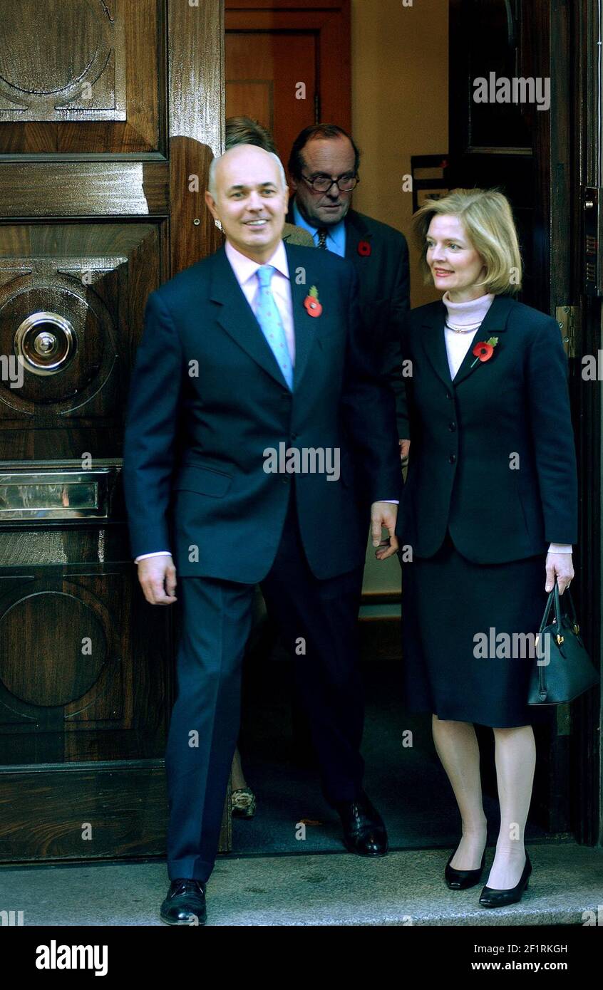 IDS SORT DU BUREAU CENTRAL CONSERVATEUR POUR PARLER À APPUYEZ SUR APRÈS LES 25 LETTRES REÇUES PAR LE 1922 LE COMITÉ FORCERA UN VOTE DE CONFIANCE DANS SA DIRECTION.28/10/03 PILSTON Banque D'Images