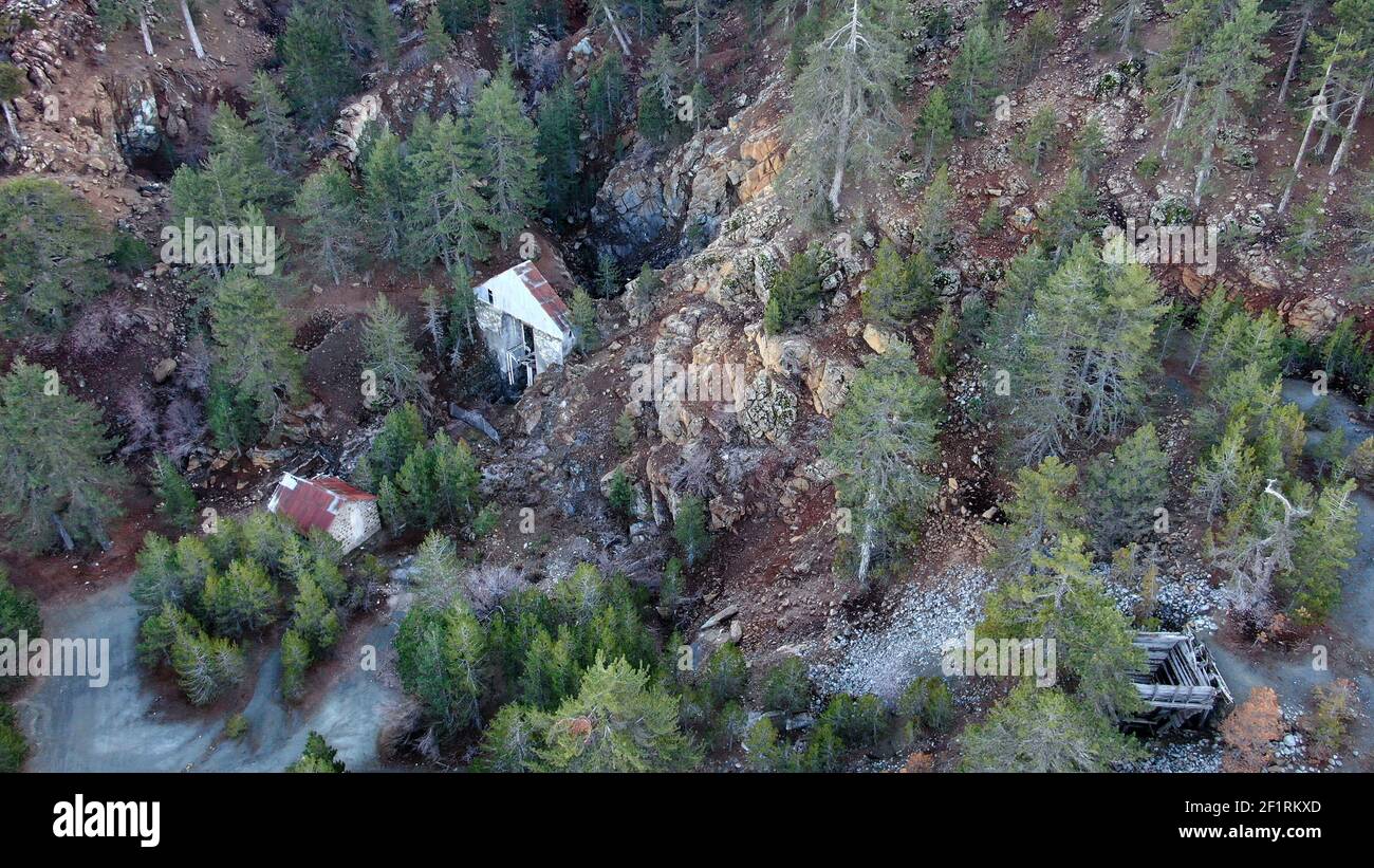 Vue aérienne des anciennes structures de mine. Kokkinorotsos a abandonné la mine de chromite dans les montagnes de Troodos, à Chypre Banque D'Images