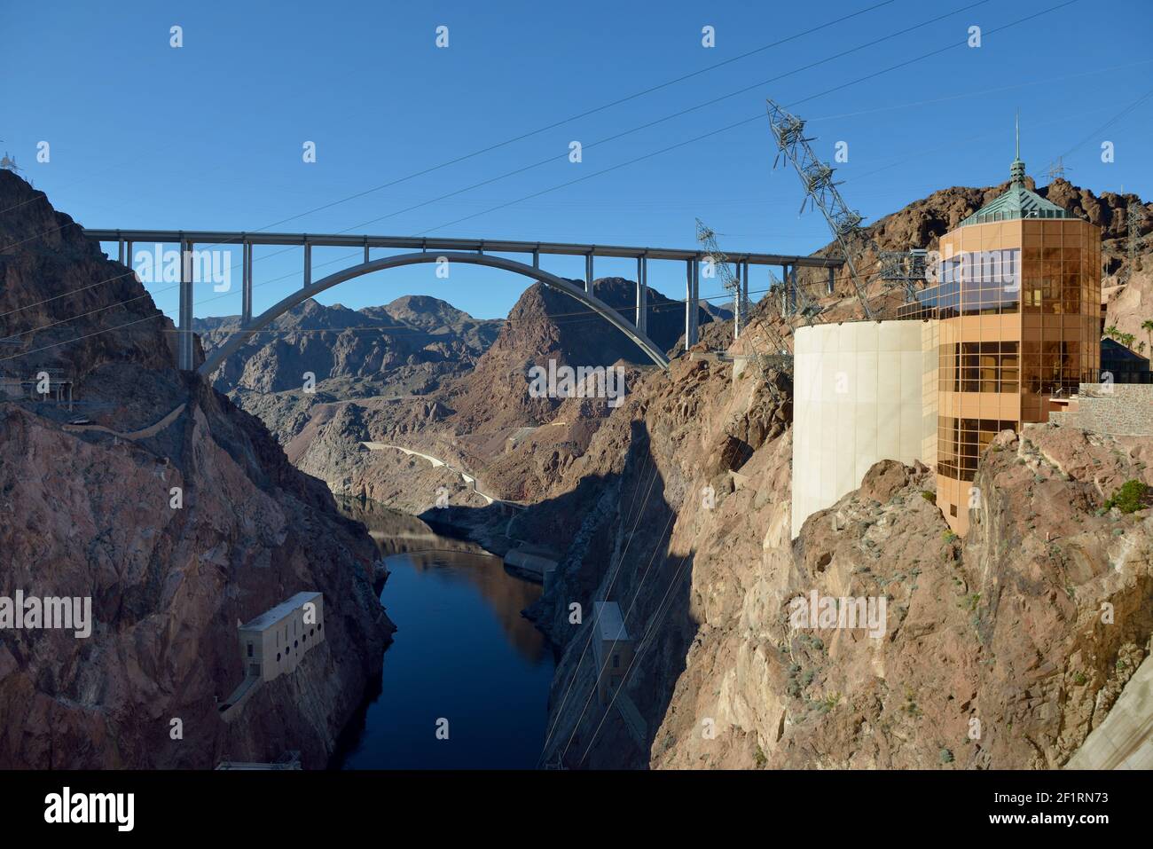 Le centre d'accueil du barrage Hoover et le pont commémoratif Mike O'Callaghan - Pat Tillman, Arizona, Nevada, États-Unis Banque D'Images