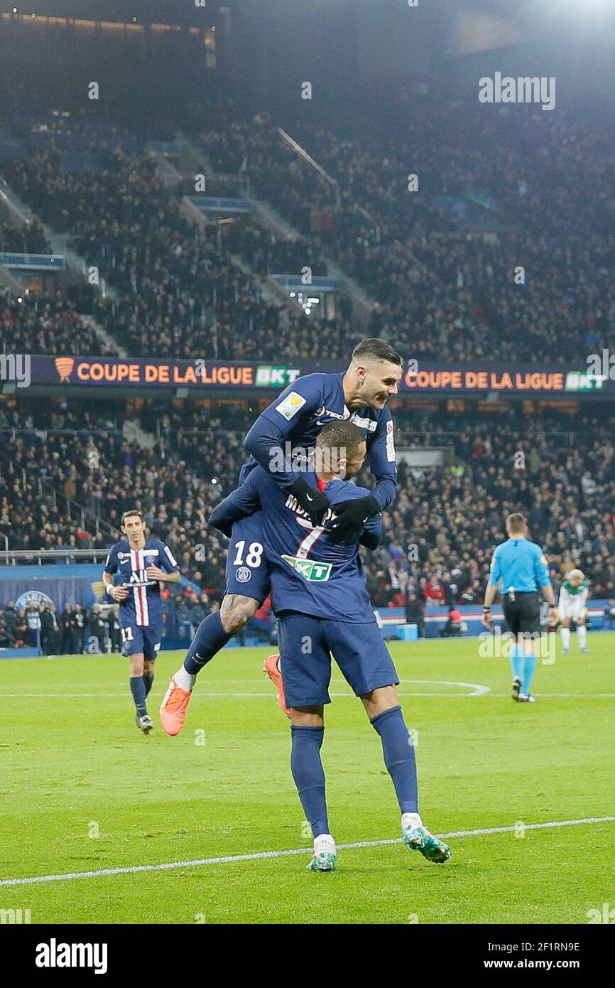 Mauro ICARDI (PSG) a marqué un but, une célébration en sautant les bras de Kylian Mbappe (PSG) pendant la coupe de la Ligue française, quart de finale du match de football entre Paris Saint-Germain et AS Saint-Etienne le 8 janvier 2020 au stade du Parc des Princes à Paris, France - photo Stephane Allaman / DPPI Banque D'Images