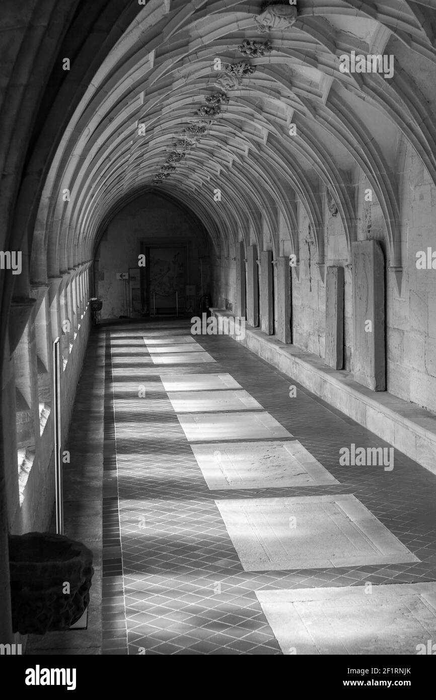 L'église pew design fenêtres Banque D'Images