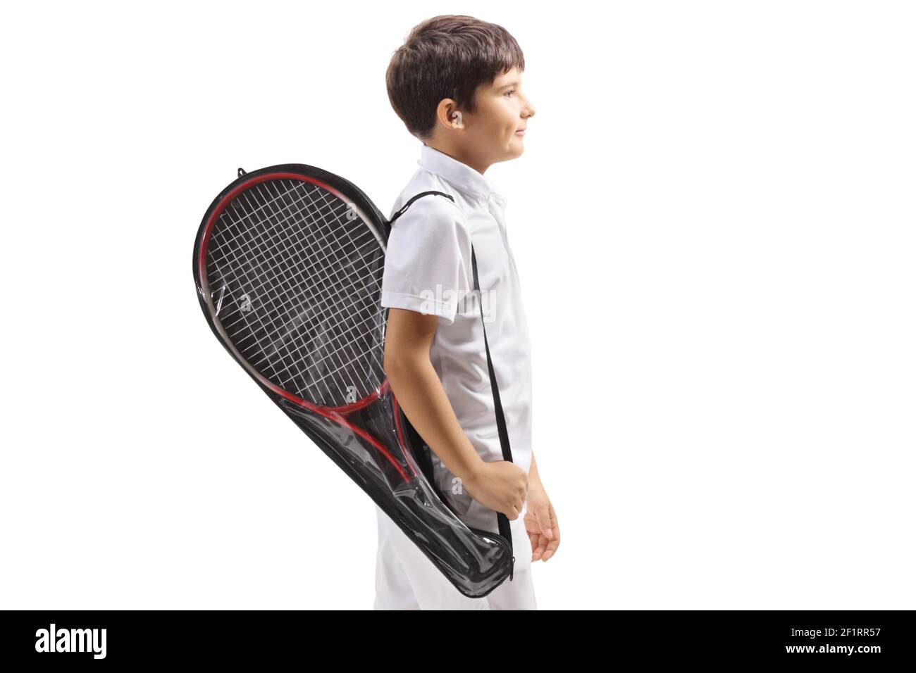 Enfant marchant avec une raquette de tennis dans un cas isolé sur fond blanc Banque D'Images