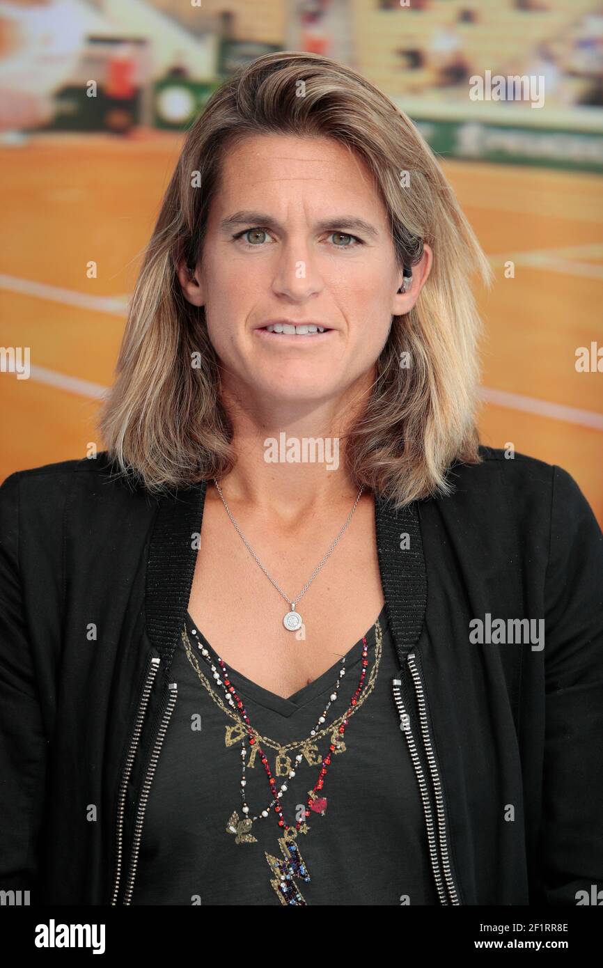 Amelie Mauresmo (consultante en tennis pour France Television Group), en  direct sur le programme TV pendant le Roland Garros 2020, tournoi de tennis  Grand Chelem, le 2 octobre 2020 au stade Roland