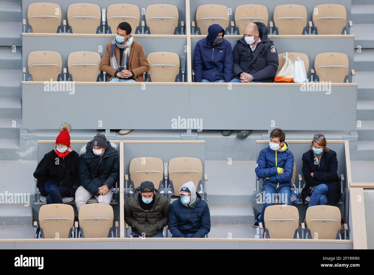 Les spectateurs et les supporters sont habillés comme en hiver équipés de  casquettes, foulards, vestes, repliés sur eux-mêmes saisis par le vent  froid et humide à l'intérieur du stade Philippe Chatrier pendant