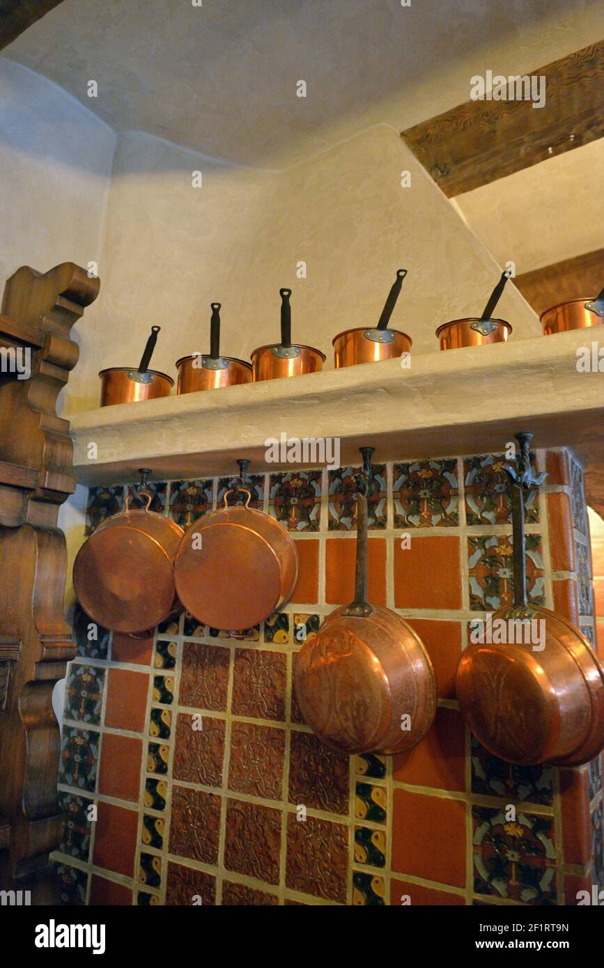 Pots en cuivre suspendus dans la cuisine au château de Scotty, dans la vallée de la mort, en Californie Banque D'Images