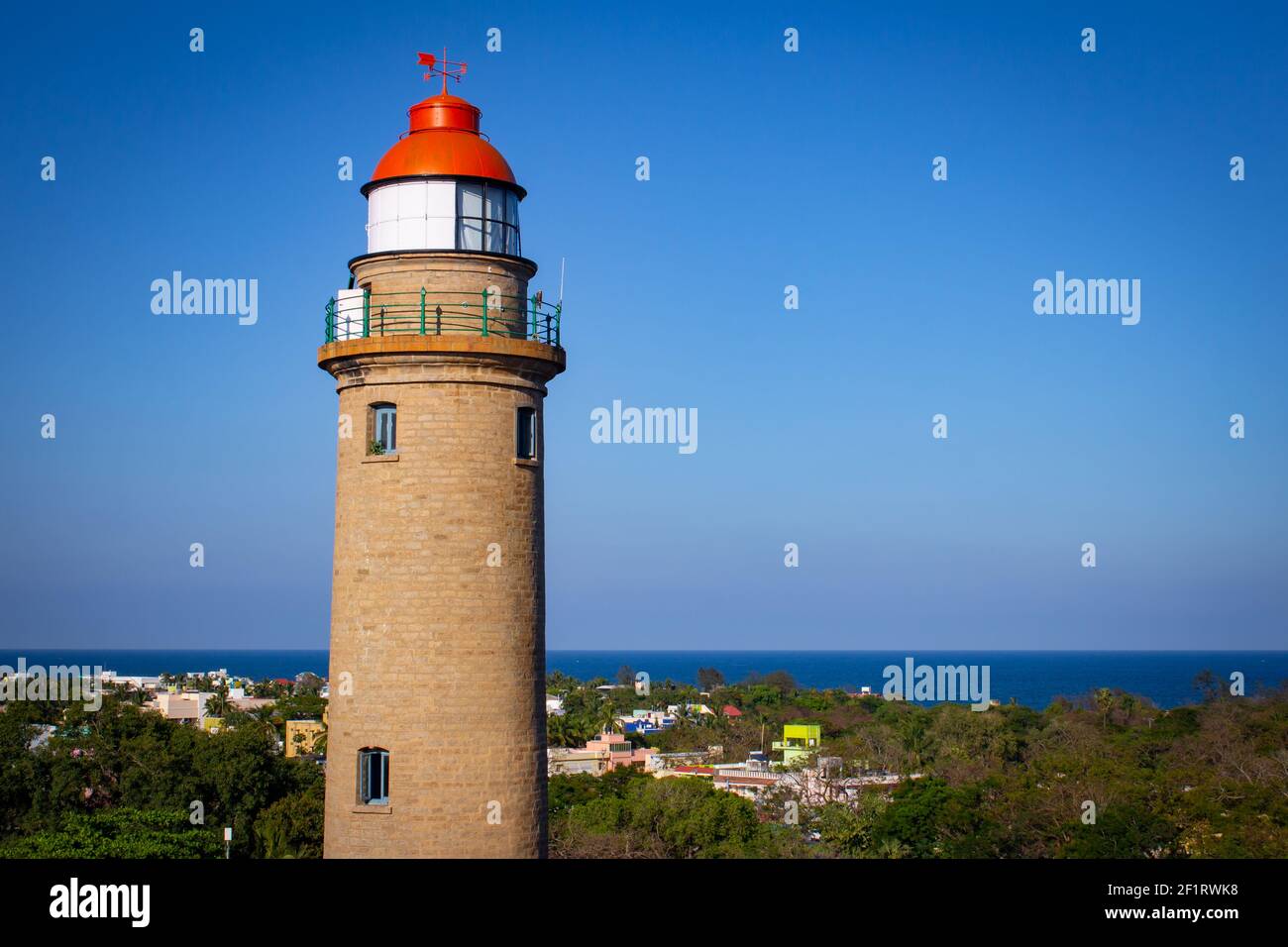 Vue sur le phare de près par le rocher à Mahabalipuram, Tamil Nadu, Inde. Mahabalipuram est une ville près de Chennai célèbre pour ses monuments de roche et est un millepertuis Banque D'Images