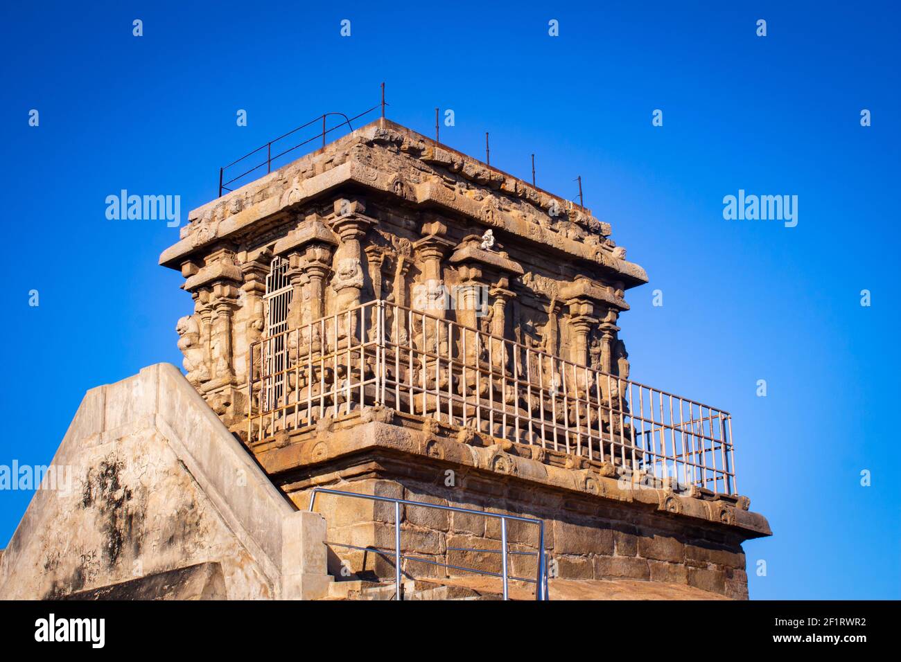 Vue sur l'ancienne maison de lumière sur le dessus d'un Hillock dans l'ancienne ville portuaire de Mahabalipuram Banque D'Images