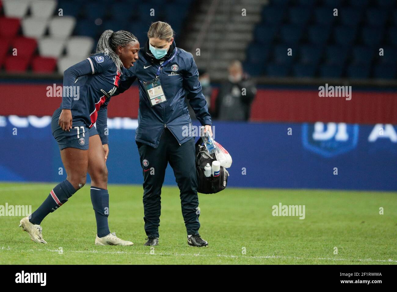 Kadidiatou Diani (PSG feminary) a lancé, sentir la douleur, a quitté le jeu pendant le championnat de France féminin, D1 Arkema match de football entre Paris Saint-Germain et Olympique Lyonnais le 20 novembre 2020 au stade du Parc des Princes à Paris, France - photo Stephane Allaman / DPPI Banque D'Images