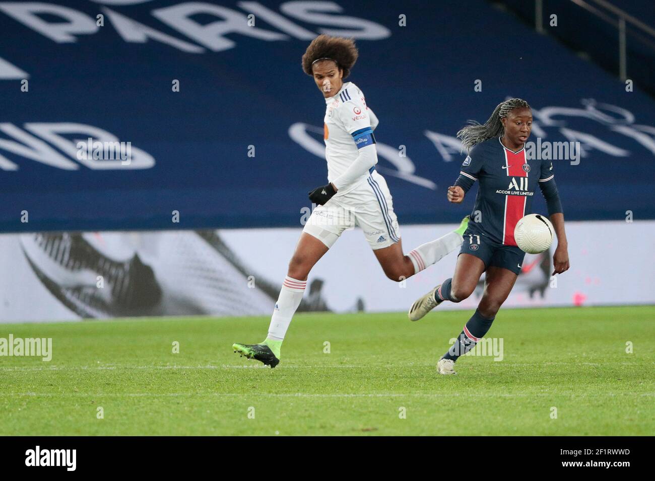 Kadidiatou Diani (PSG féminin), Wendie Renard (Olympique Lyonnais) lors du championnat féminin de France, D1 Arkema match de football entre Paris Saint-Germain et Olympique Lyonnais le 20 novembre 2020 au stade du Parc des Princes à Paris, France - photo Stephane Allaman / DPPI Banque D'Images
