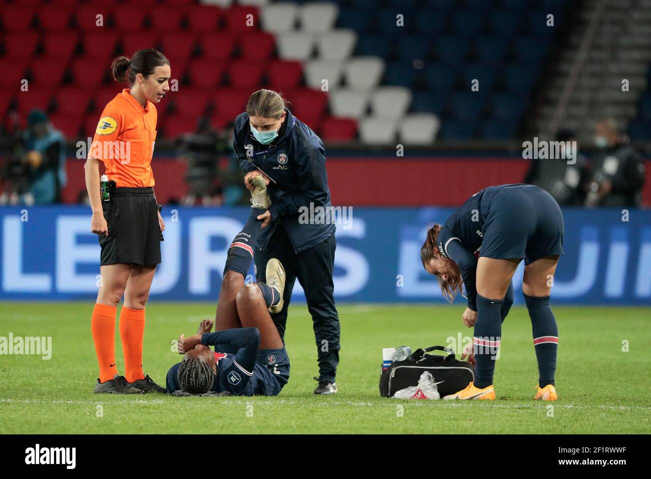 Kadidiatou Diani (PSG féminin) sur le sol lors du championnat féminin de France, match de football D1 Arkema entre Paris Saint-Germain et Olympique Lyonnais le 20 novembre 2020 au stade du Parc des Princes à Paris, France - photo Stephane Allaman / DPPI Banque D'Images