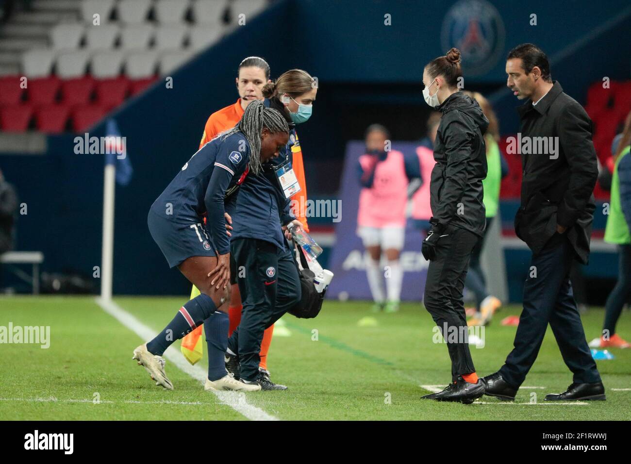 Kadidiatou Diani (PSG feminary) a lancé, sentir la douleur, a quitté le jeu pendant le championnat de France féminin, D1 Arkema match de football entre Paris Saint-Germain et Olympique Lyonnais le 20 novembre 2020 au stade du Parc des Princes à Paris, France - photo Stephane Allaman / DPPI Banque D'Images