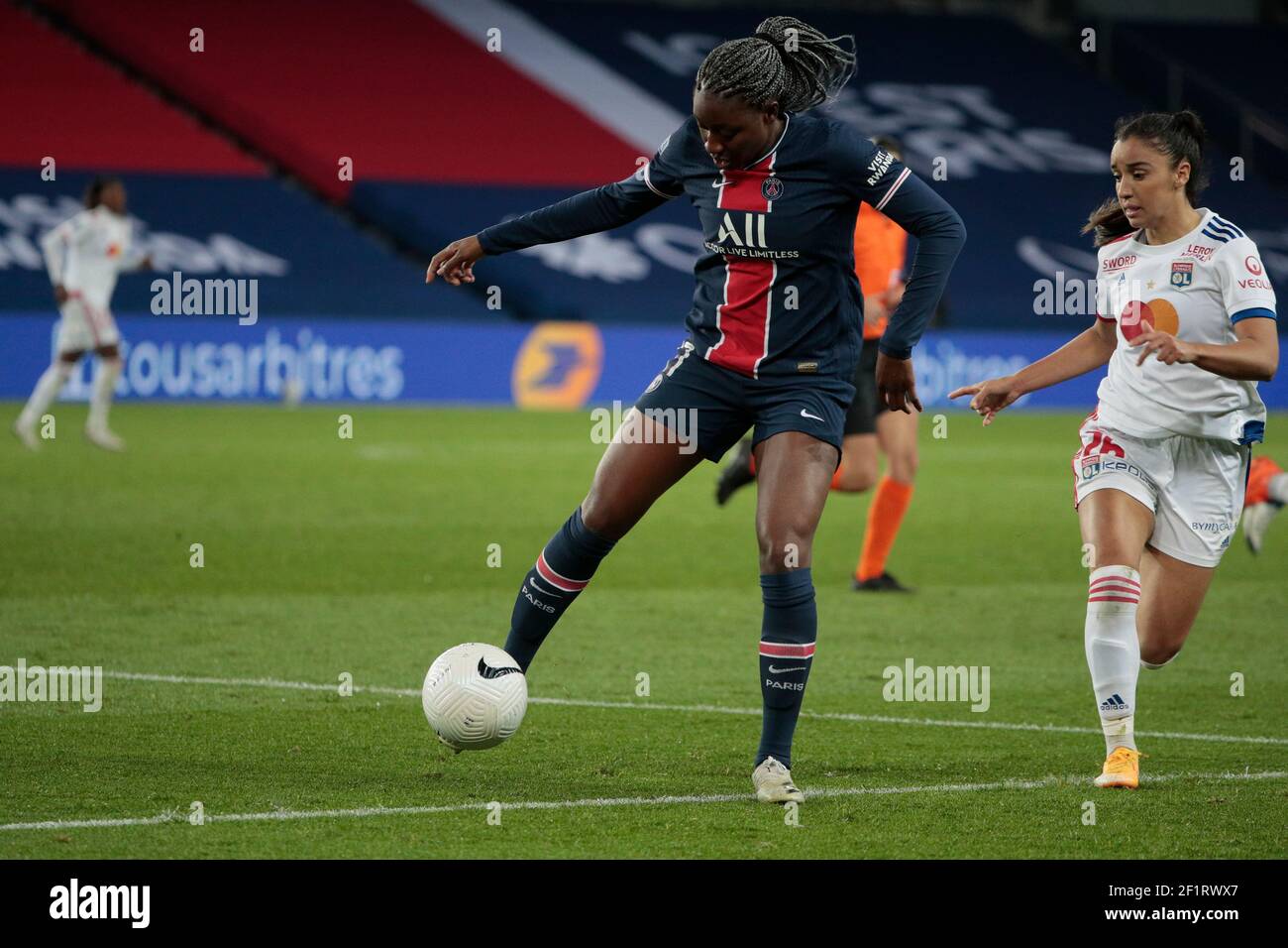 Kadidiatou Diani (PSG féminin), Sakina Karchaoui (Olympique Lyonnais) lors du championnat féminin de France, D1 Arkema match de football entre Paris Saint-Germain et Olympique Lyonnais le 20 novembre 2020 au stade du Parc des Princes à Paris, France - photo Stephane Allaman / DPPI Banque D'Images