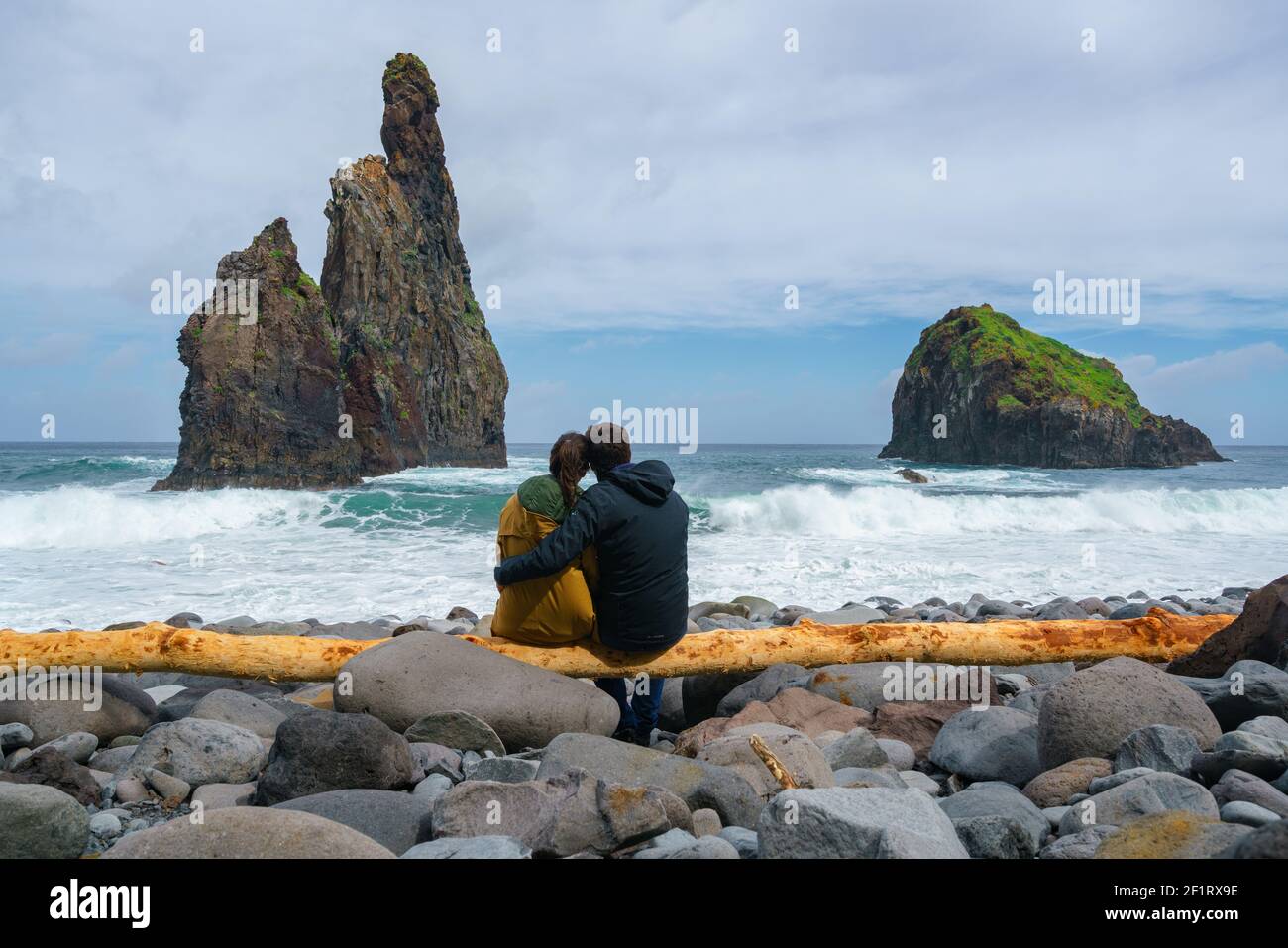 En îlots Janela Porto Moniz à Madère avec un couple assis sur un arbre jaune sur le terrain Banque D'Images