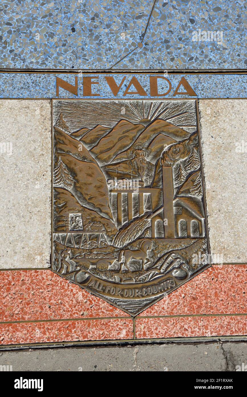 La plaque de relief du Bas pour le Nevada est incrustée dans la surface du Hoover Dams plaza, l'un des sept États qui se trouvent dans le bassin du Colorado. Hoover D. Banque D'Images