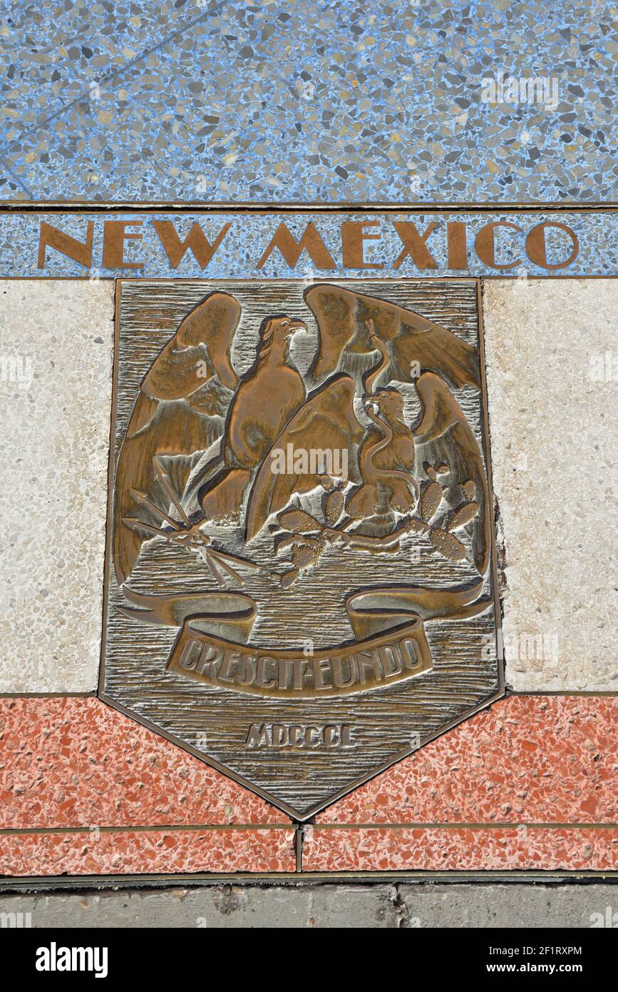 La plaque de relief du Bas pour le Nouveau-Mexique est incrustée dans la surface du Hoover Dams plaza, l'un des sept États qui se trouvent dans le bassin du Colorado. Hoov Banque D'Images