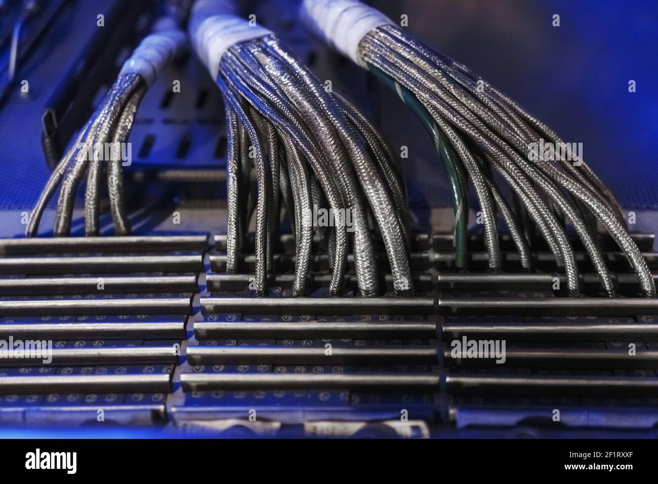 Les fils technologiques dans une gaine métallique sont placés dans un canal de câble pour transmettre la tension et les impulsions des capteurs. Câble d'alimentation dans une gaine renforcée. Banque D'Images
