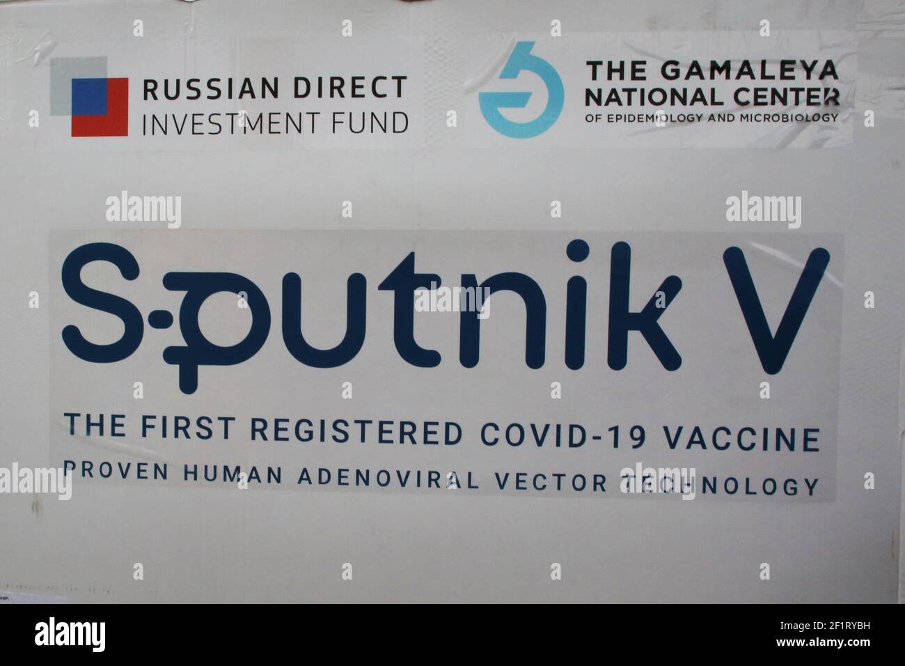 Tunis, Tunisie. 1er janvier 2000. Un logo sur un contenant avec les vaccins vus au cours d'une cérémonie pour marquer l'arrivée de 30,000 doses du vaccin Spoutnik V à l'aéroport international de Tunis-Carthage. Crédit : Jdidi Wassim/SOPA Images/ZUMA Wire/Alay Live News Banque D'Images