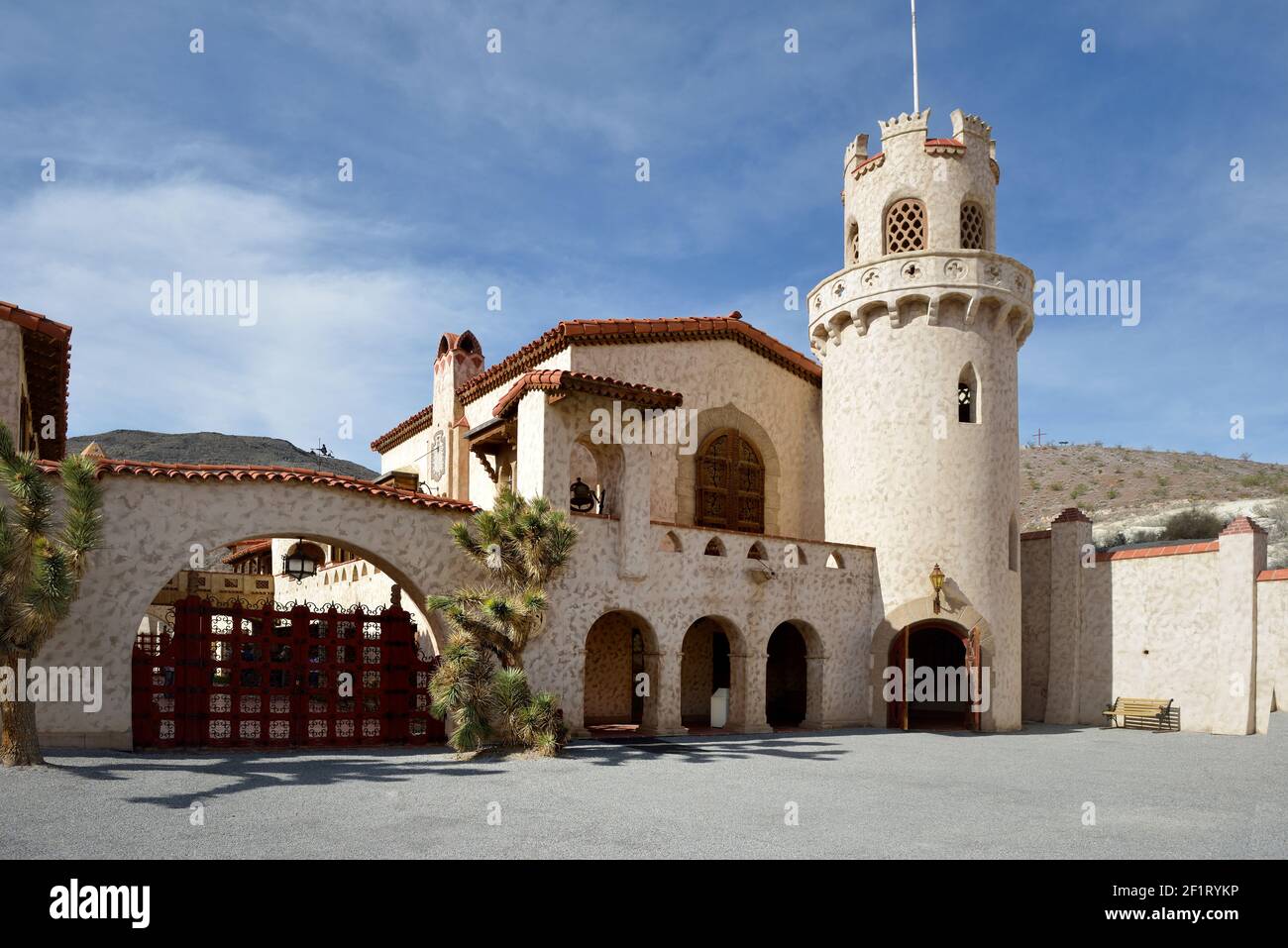 Entrée à la cour du château de Scotty, dans la vallée de la mort, en Californie Banque D'Images