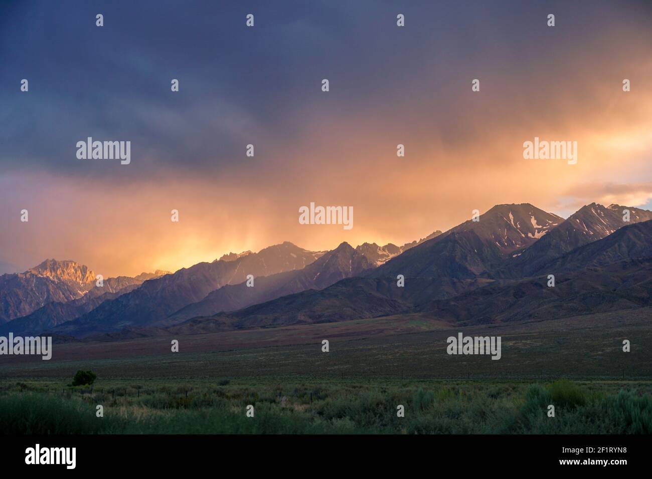 Chaîne de montagnes avec coucher de soleil coloré et nuageux, montagnes de l'est de la Sierra Nevada Banque D'Images