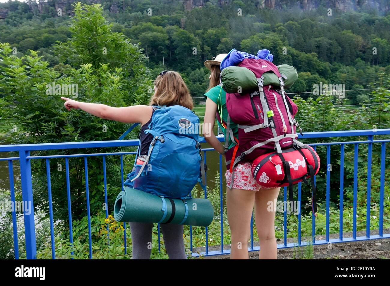 Deux filles, jeunes femmes, randonneurs avec routards dans un essai à la Suisse de Bohême République tchèque randonnée Banque D'Images