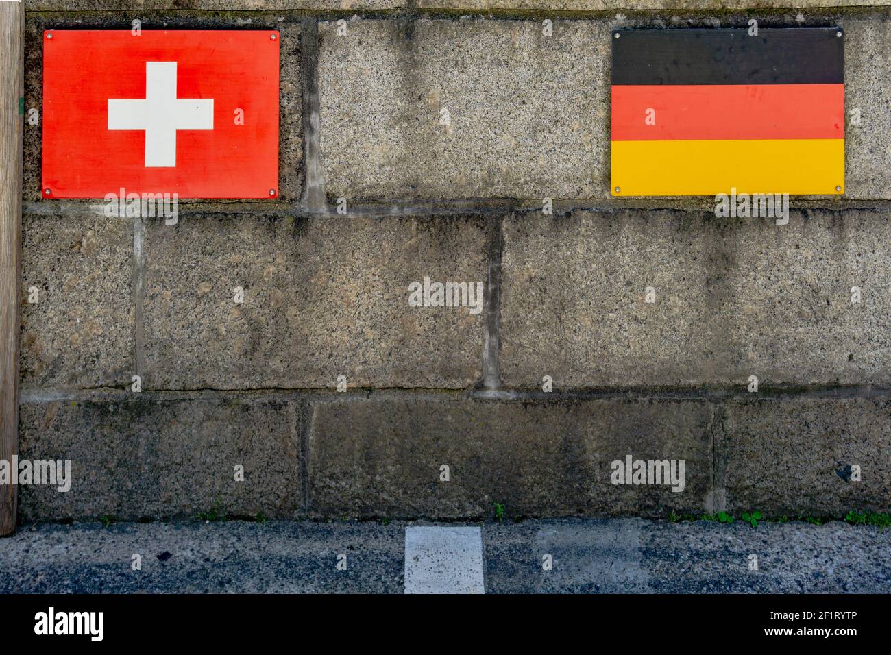 Passage de la frontière entre la Suisse et l'Allemagne avec drapeaux et ligne Sur le pont de Laufenburg Banque D'Images