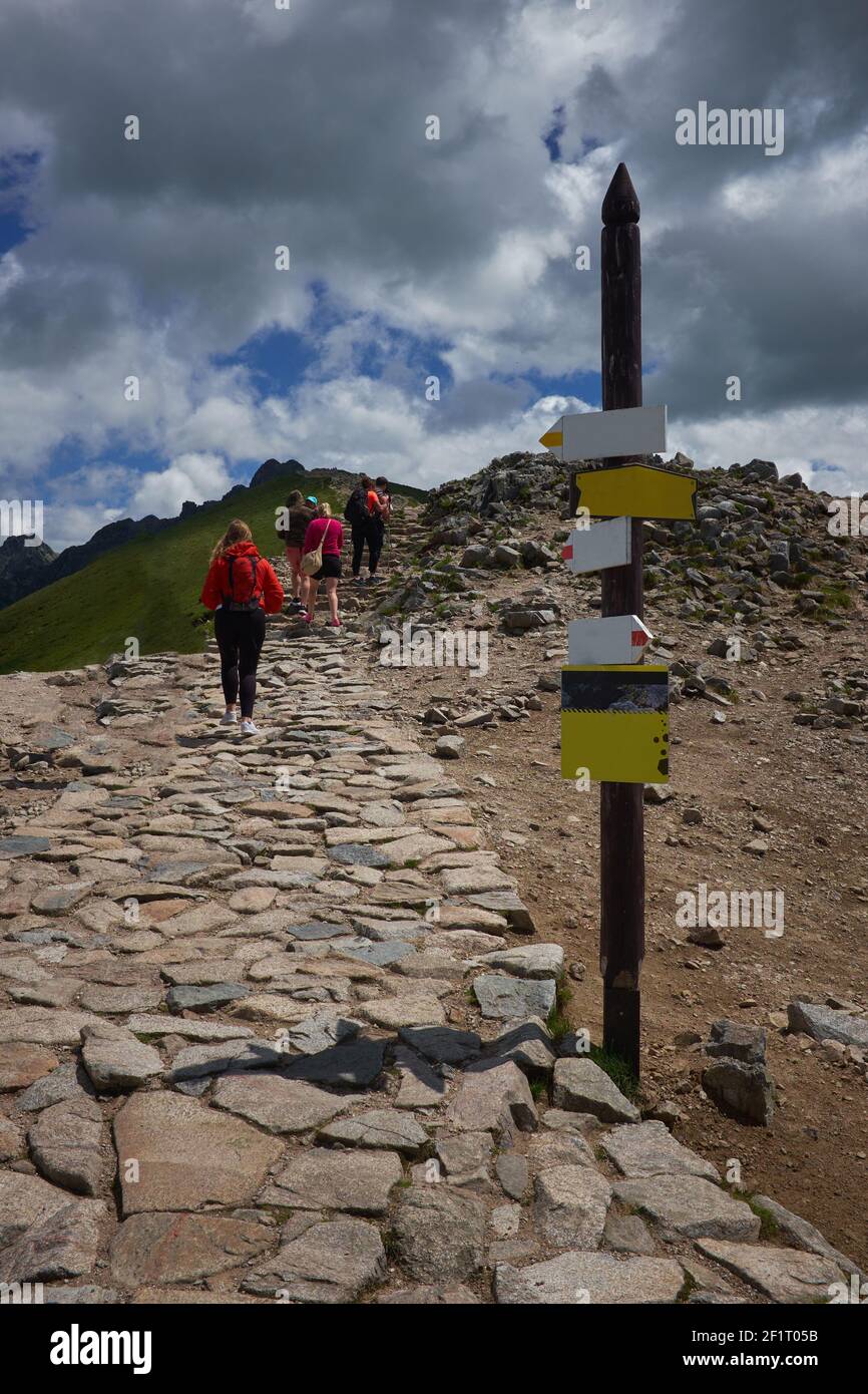 Vue panoramique sur les montagnes avec une femme et panneaux de signalisation Banque D'Images