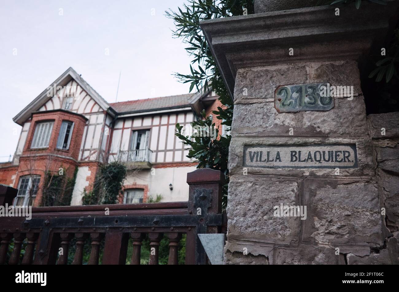 Mar del Plata, Buenos Aires, Argentine - juin 2020 : villa d'été typique. Porte en pierre avec une adresse sur elle et bâtiment historique Banque D'Images