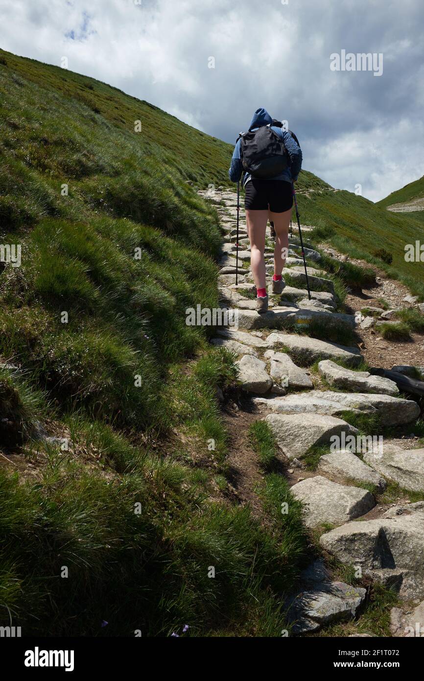 Vue panoramique sur les montagnes avec une femme un sentier Banque D'Images