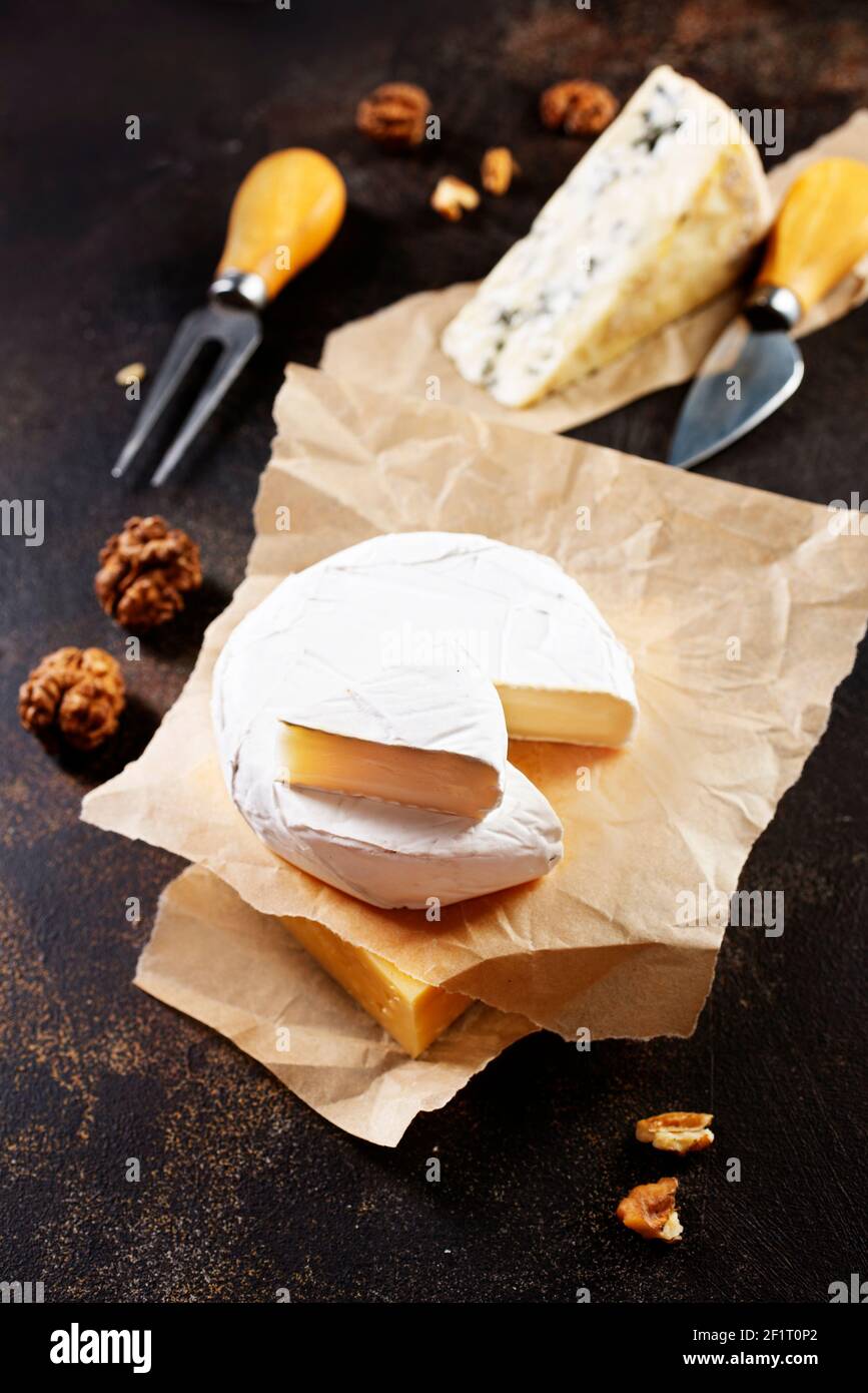 Différents types de fromage. Assortiment de fromages bleu chedar brie camabre Banque D'Images