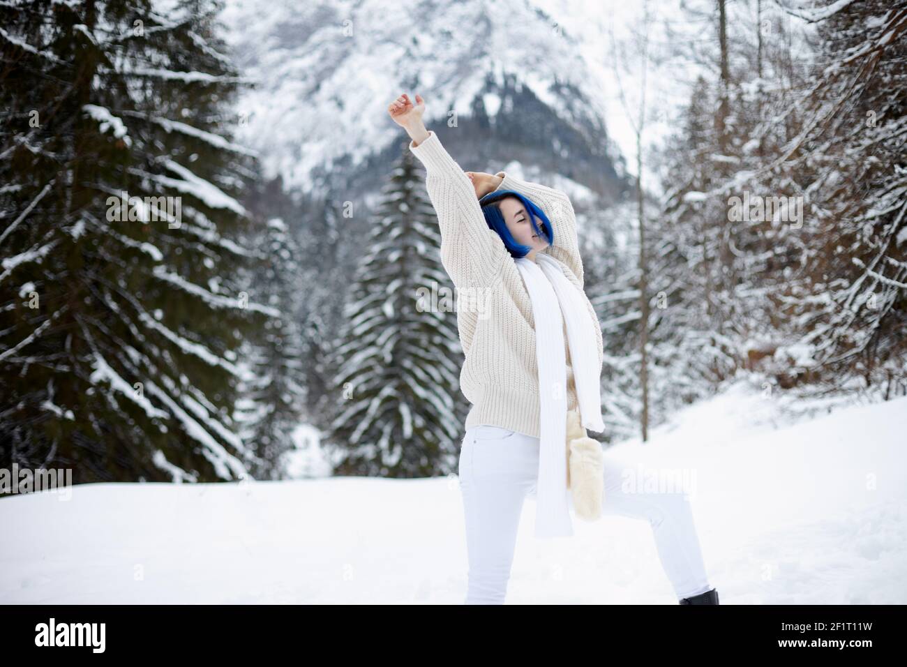 Portrait de femme sur fond de paysage de montagne. Hiver Banque D'Images