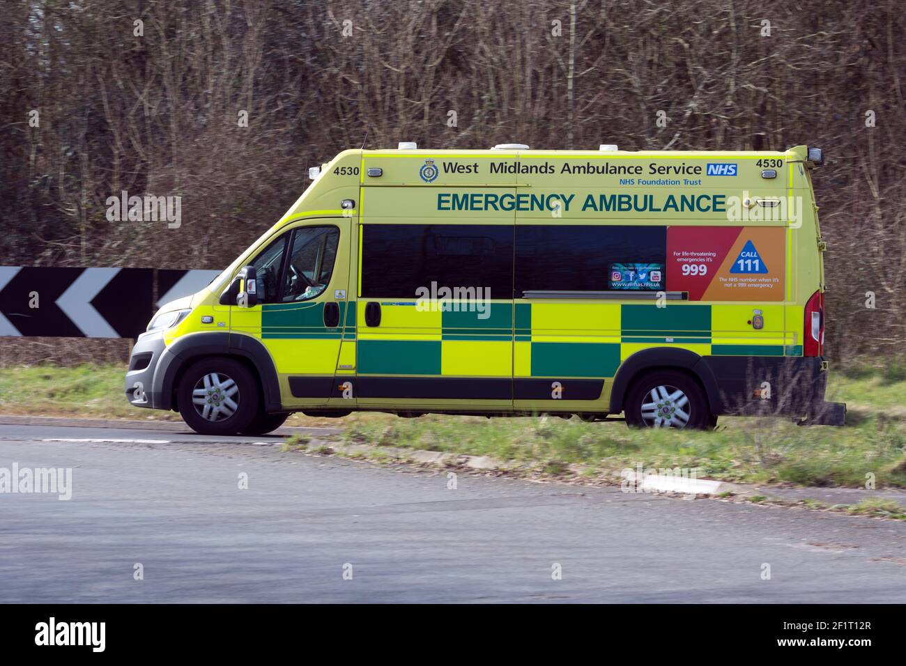 Une ambulance des West Midlands, vue latérale, Warwickshire, Royaume-Uni Banque D'Images