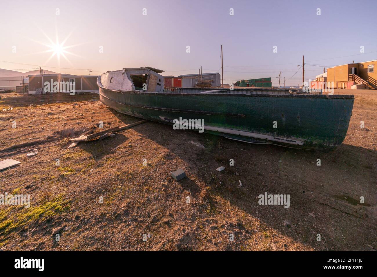 Ancien bateau en bois de la communauté inuite de Qikiqtarjuaq, île Broughton, Nunavut, Canada. Règlement dans l'extrême nord. Communauté arctique. Le nord. Banque D'Images