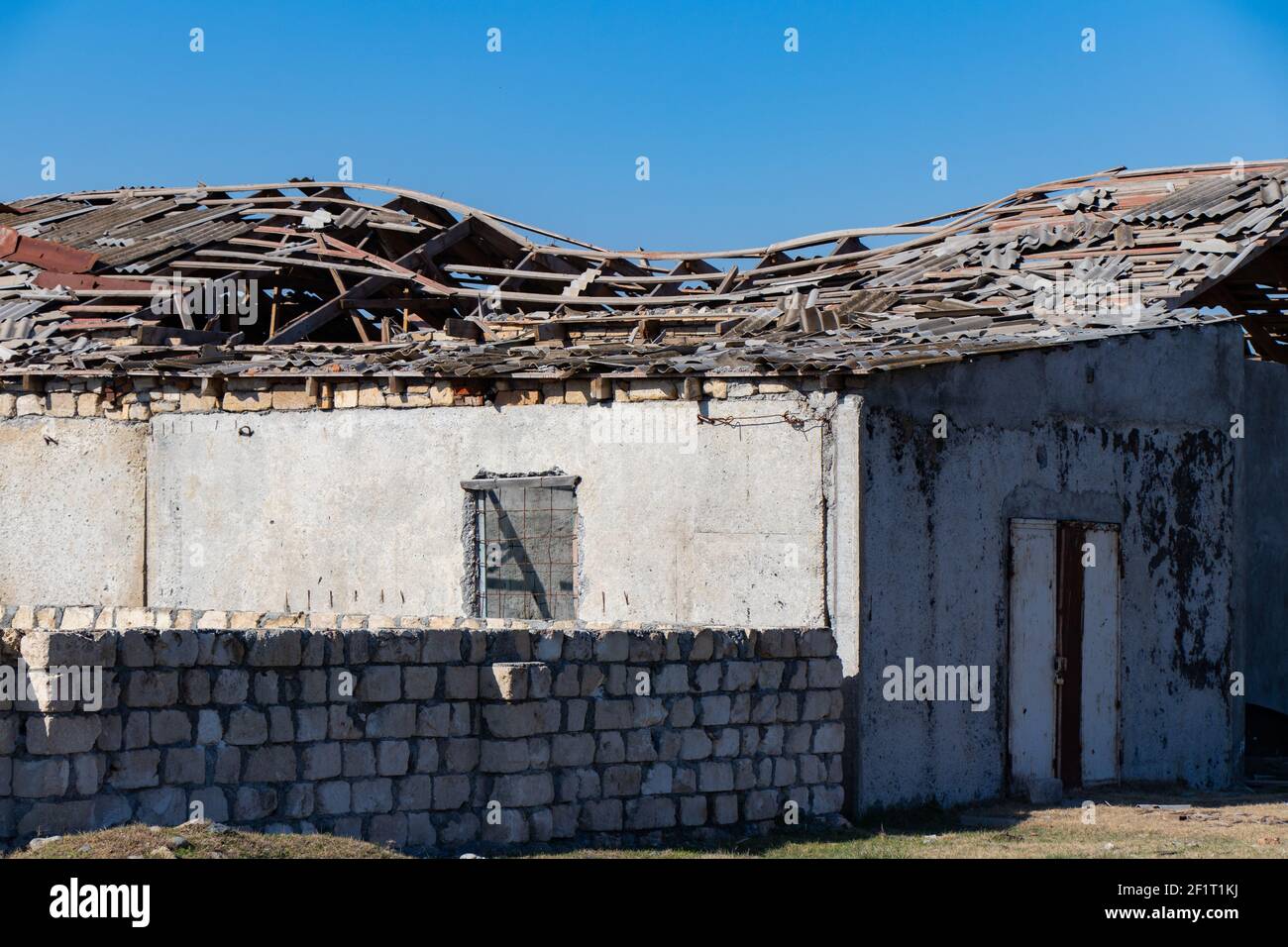 Une maison ruinée lors d'une frappe d'artillerie à Agdam par les forces armées arméniennes. Arrêter le terrorisme Banque D'Images
