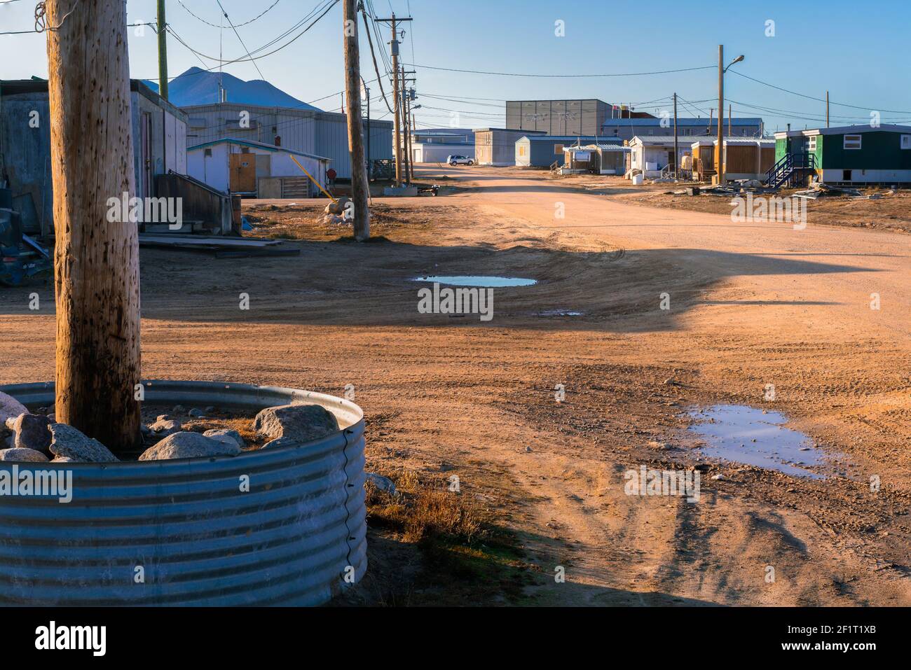 Heure d'or dans la communauté inuite de Qikiqtarjuaq, île Broughton, Nunavut, Canada. Règlement dans l'extrême nord. Communauté arctique. Le nord. Banque D'Images